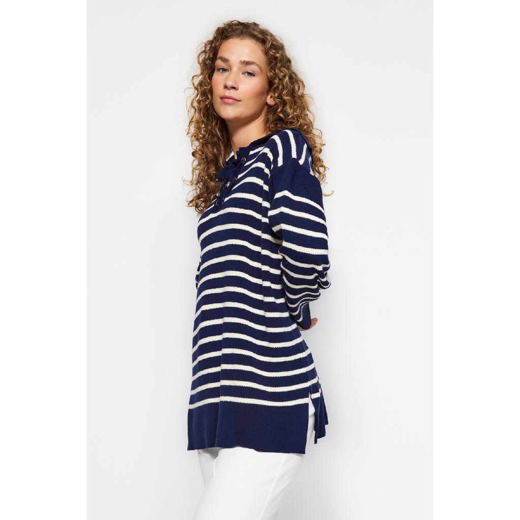 Темно-синий удобный вязаный свитер в полоску Tctaw24ak00172