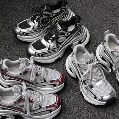 «Женские европейские серебристые кроссовки для пап на толстой подошве 2024 года, увеличивающие рост — дышащие, модные и универсальные»