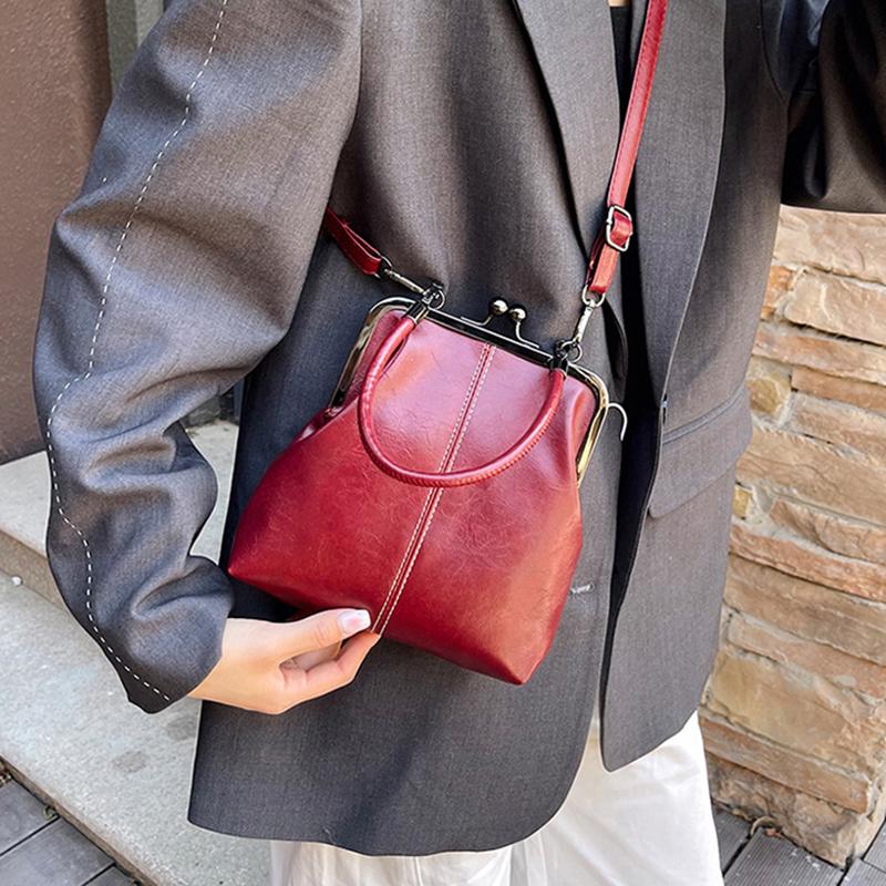 Винтажная мини-сумка кроссбоди на плечо из бежевой искусственной кожи с золотой пряжкой