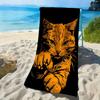 Ретро-пляжное полотенце с изображением оранжевого кота на уличном фоне, изготовленное из полиэфирного микроволокна, обладает высокой впитываемостью, подходит для плавания и пляжного отдыха.