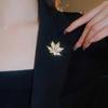 Элегантная брошь в виде кленового листа с украшениями из стразов