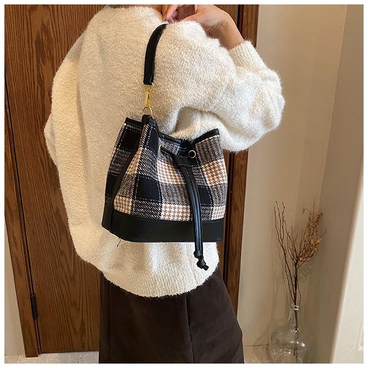 IELGY Женская красная сумка-мешок, большая вместительная сумка через плечо в клетку с текстурированной отделкой премиум-класса