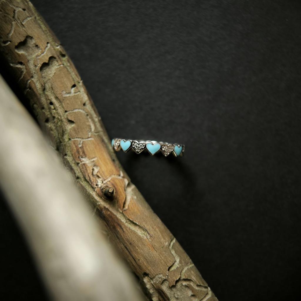 Серебряное кольцо с фианитами, емаллю, вес изделия 1,59 гр (60002260)