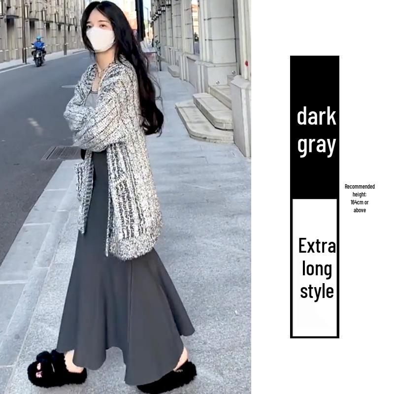 Black High-Waisted Knit A-Line Fishtail Skirt, Hip-Hugging Mid-Length Design for Spring 2025 and Autumn/Winter Women's Fashion.