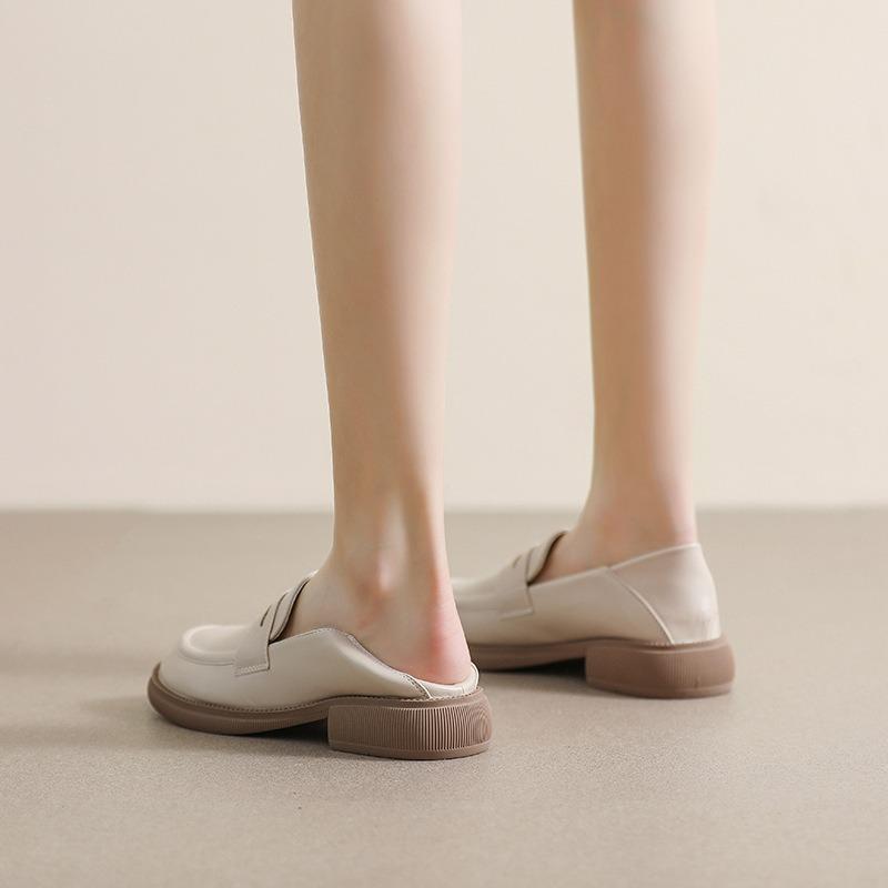 Женские туфли из кожи на толстом каблуке и мягкой подошве.