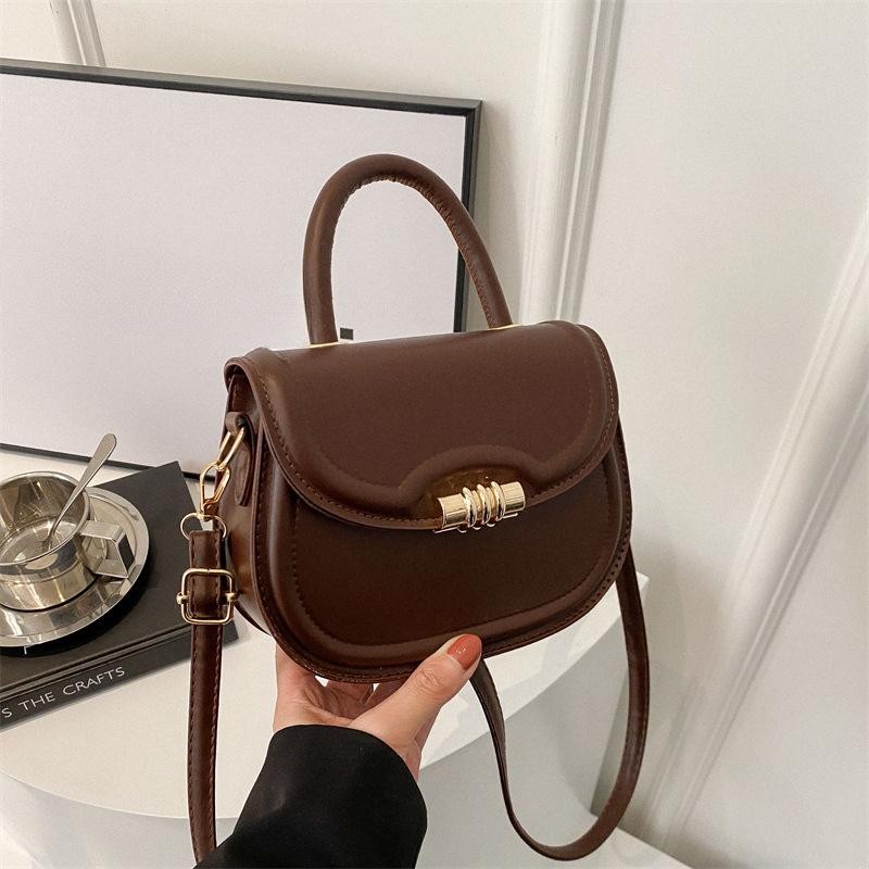 Весенняя нишевая мода сумка на одно плечо популярная однотонная сумка новая тенденция простая косая сумка-седло для通勤