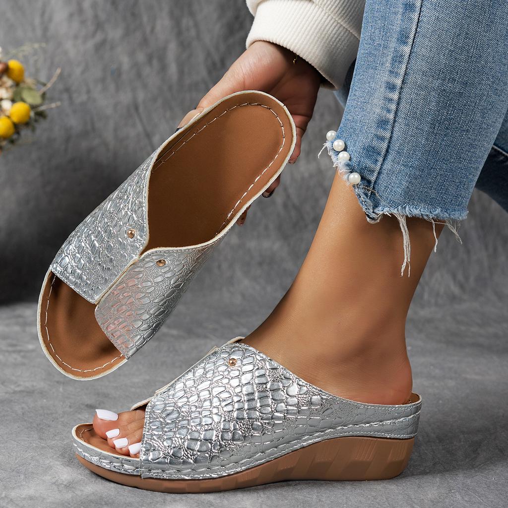 Модные женские танкетки-шлепанцы Новые летние сандалии на платформе с принтом крокодила Женские кожаные нескользящие пляжные шлепанцы Большого размера Слайды для женщин