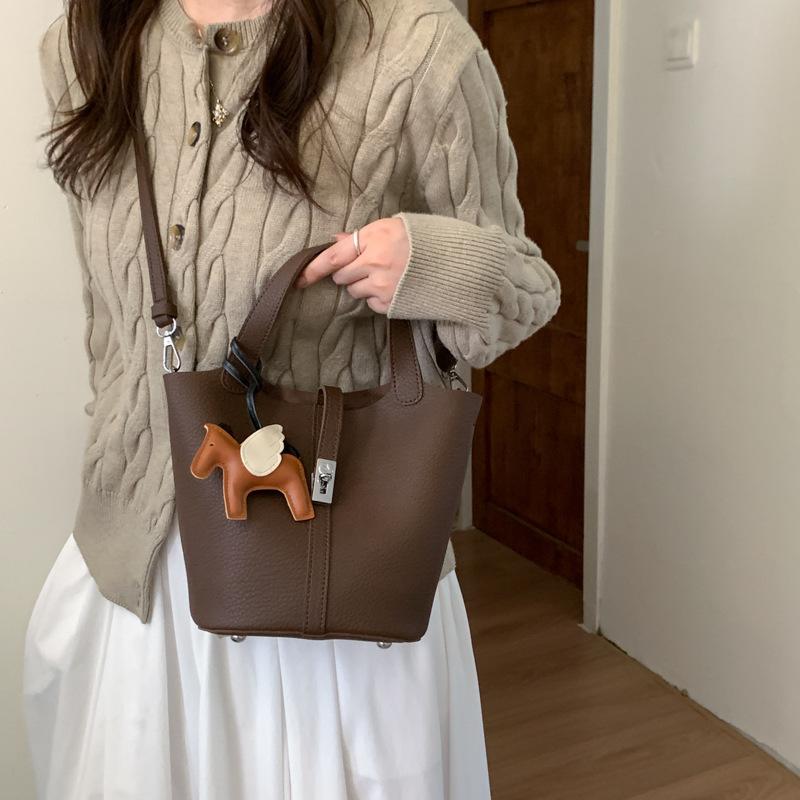 Популярные в этом году маленькие сумки для женской осени и зимы 2025, новые детские и материнские наплечные сумки-мессенджеры, ретро портативные сумки-ведра