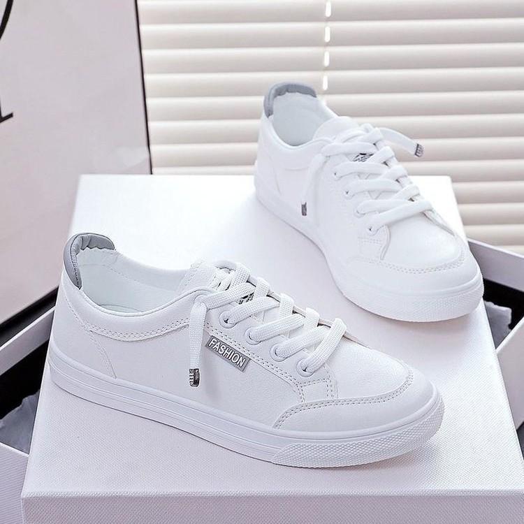 Маленькие белые туфли женские с плоской подошвой из натуральной кожи универсальные студенческие женские туфли для отдыха весна 2025 года дышащие новые спортивные и развлекательные туфли для сноуборда