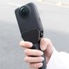 Эргономичный ручной держатель для камеры для 360-градусных панорамных устройств. Безинструментальная защелкивающаяся конструкция. Удобный захват для длительной съемки.