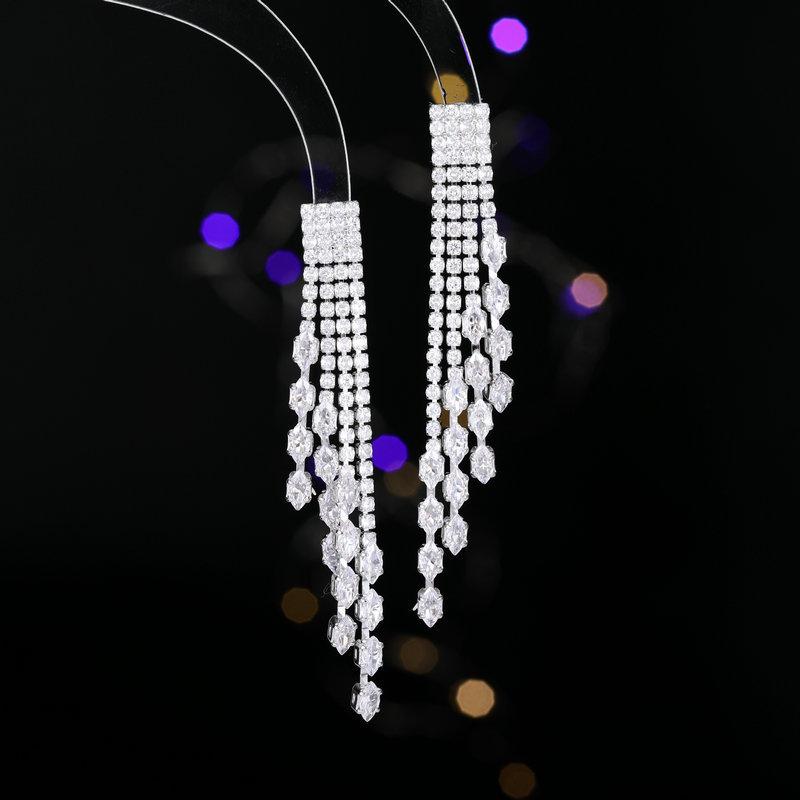 Платье высокого класса в стиле легкой роскоши с серьгами, трендовая атмосфера, супер блеск, полностью усыпанное бриллиантами, длинные серьги с циркониевой бахромой, визуально удлиняющие лицо