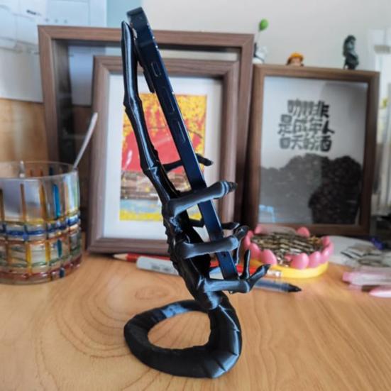 Alien Facehugger Phone Stand 3D Printed 18cm Sci-Fi Decor Figure Stable Dock for Hands-Free Viewing Unique Gift for Alien Fans And Enthusiasts