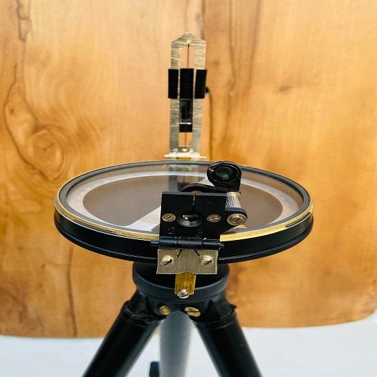 Старинный старинный латунный компас Морской геодезический компас Рабочий ручной работы с регулируемым штативом Призматический компас Алюминий, корпус из латуни