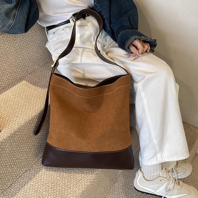 Замшевая сумка в стиле ретро 2025 новая модная сумка-ведро для поездок на работу премиальной текстуры сумка-тоут на плечо