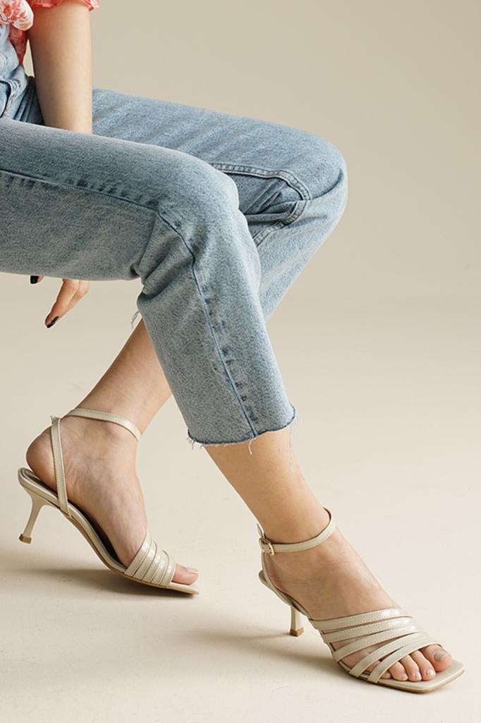 Женские модные босоножки на каблуке на лето