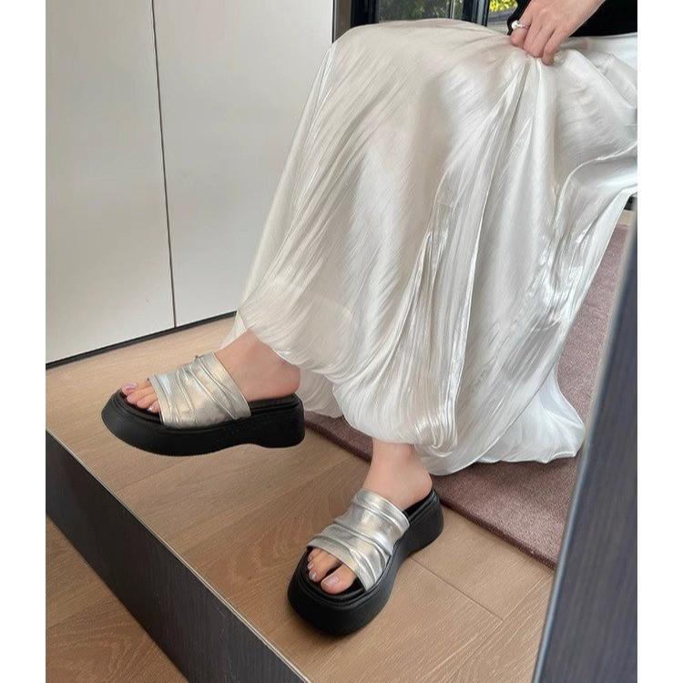 Женские шлепанцы из мятой кожи на толстой подошве, летние новинки 2025 года, универсальные, повседневные, для улицы, на танкетке, сандалии с увеличением высоты