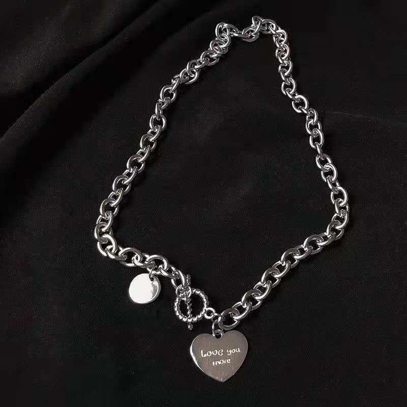 Модное ожерелье из титановой стали в форме сердца - короткая подвеска из нержавеющей стали в форме буквы, модный аксессуар
