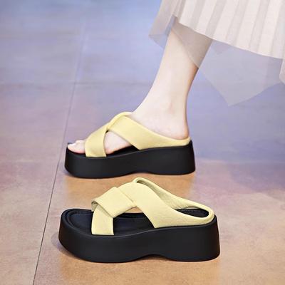 Крутые тапочки женские летние новые модные на толстой подошве красивые черные пляжные сандалии