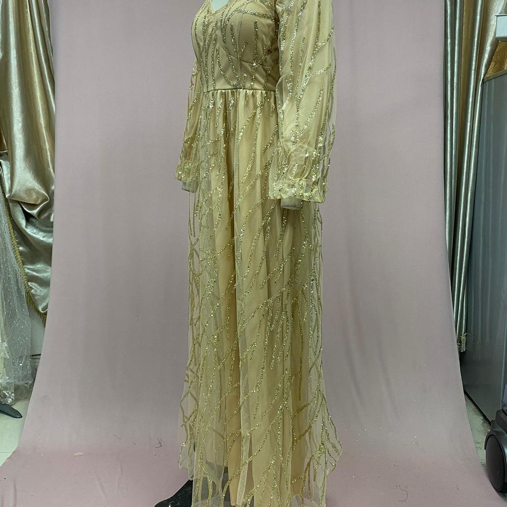 Вечернее платье, обильно украшенное бисером, роскошным кружевом и пайетками ручной работы для создания гламурного и соблазнительного аристократического образа.