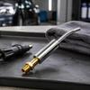 Насадка для очистки резьбового интерфейса для работ с автомобильными подшипниками с фокусированной подачей и доступом к углубленным местам