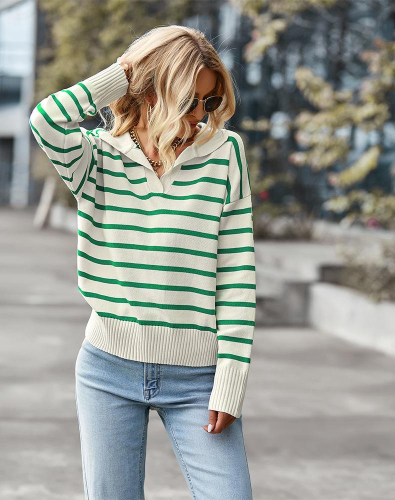 Женский зимний свитер с высоким воротником и контрастными полосками