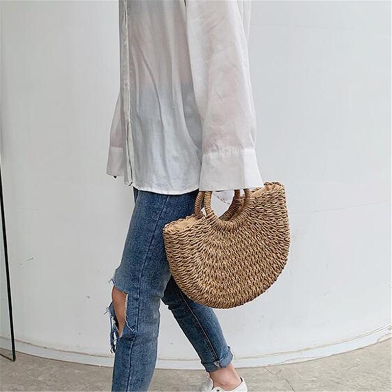 Женская полукруглая сумка из соломы