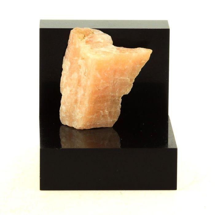 Pierres et Minéraux. Calcite. 14.5 ct. Grenville, Québec, Canada.
