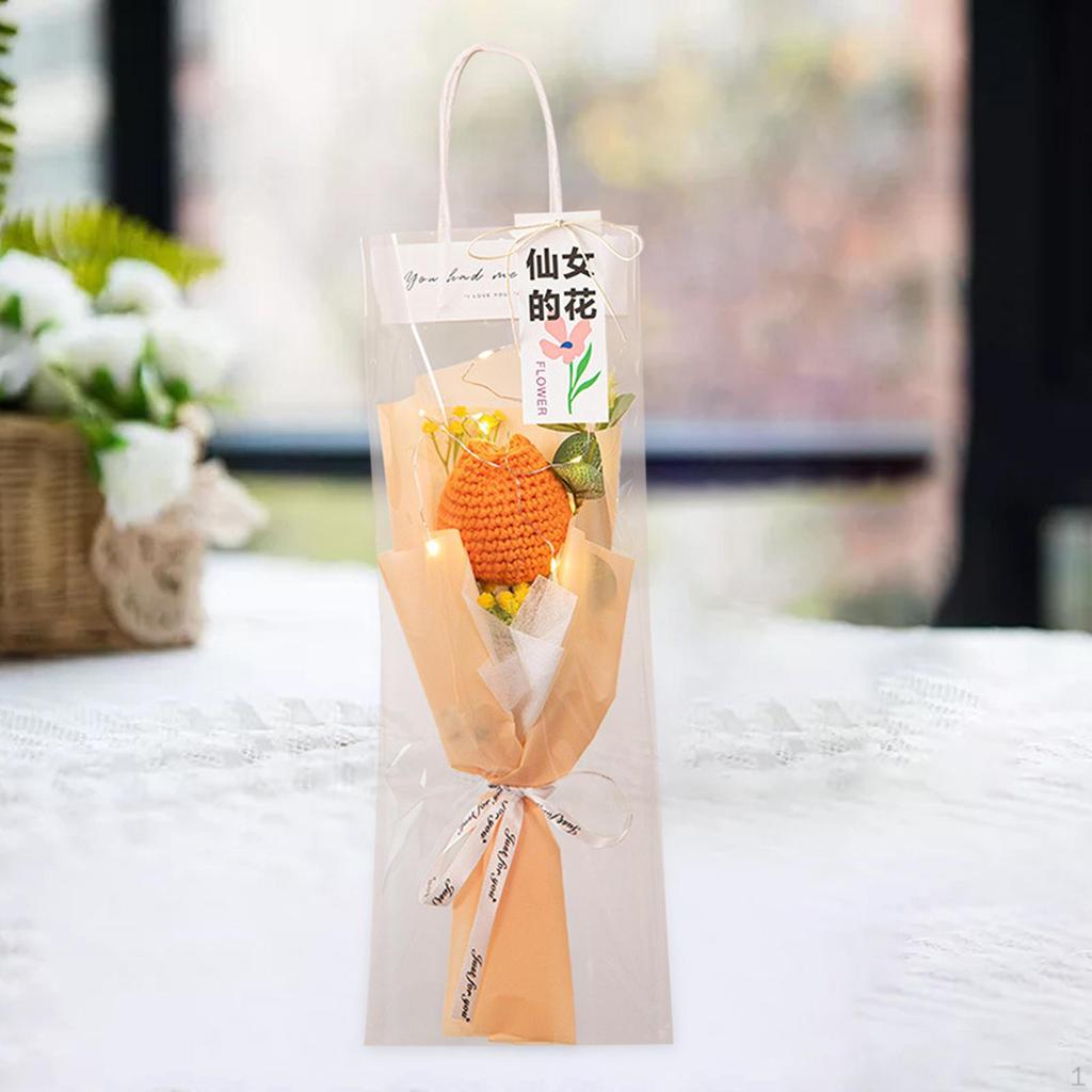 Завершенный букет тюльпанов крючком с легким искусственным декоративным украшением для центральной части стола