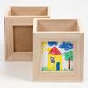 Pot à crayons en bois clair avec cadre avec vitre en plastique sur une face. Réf 57455
