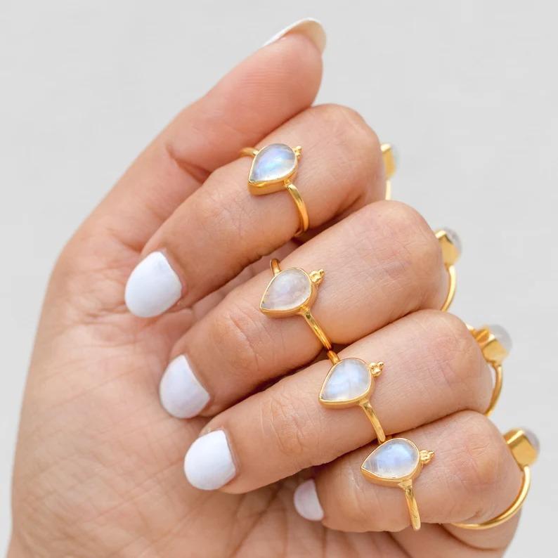 Кольцо с радужным лунным камнем, кольцо из желтого золота, кольцо с камнем из стерлингового серебра 925 пробы, кольцо с безелем, богемное кольцо, кольцо для праздничной одежды, кольцо с безелем