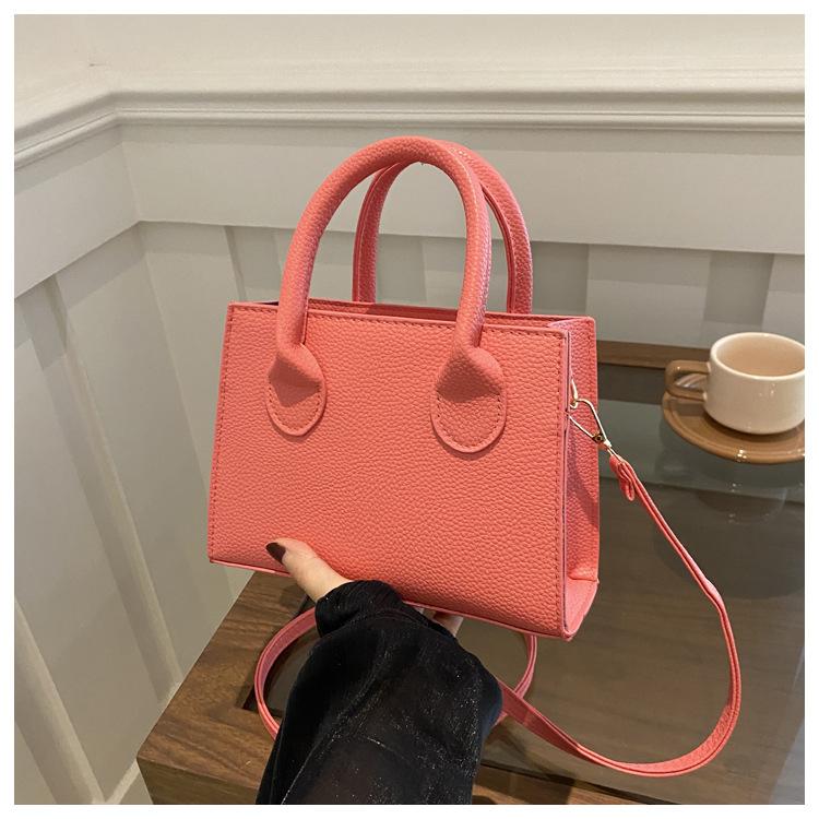 2024 повседневная однотонная модная текстура линии, новая модная дорожная сумка большой вместимости, новая портативная сумка через плечо, маленькая квадратная сумка