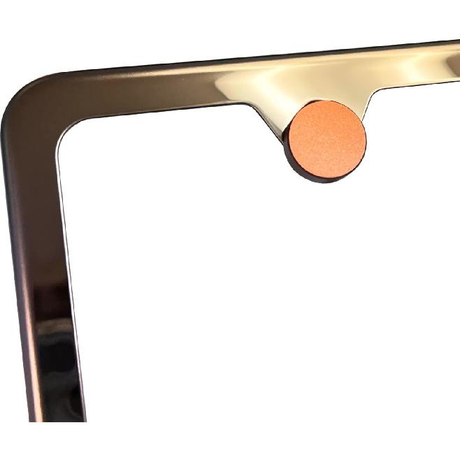 Рамка номерного знака с вырезом в нижнем углу, зеркальная хромированная электрогальваническая обработка цвета розового золота, универсальная посадка, алюминиевая накладка-крышка на винтах, нержавеющая сталь T304