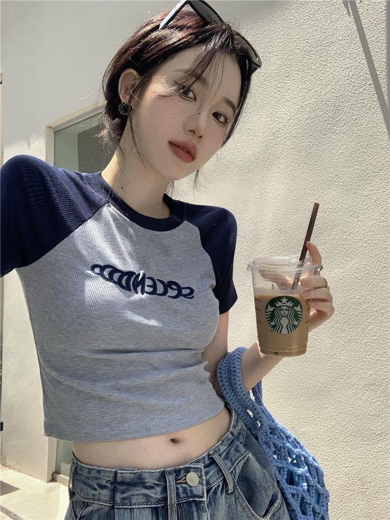 Футболка облегающего кроя с коротким рукавом для женщин 2024 года - American Design