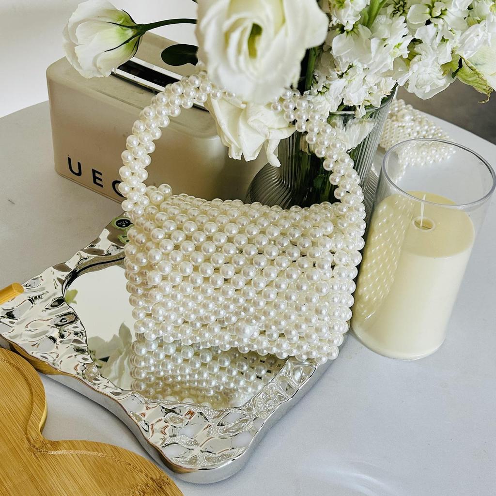 Сумка кроссбоди на одно плечо, украшенная жемчугом: Шикарная женская сумка с плетеным дизайном