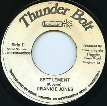 7-дюймовая пластинка ФРЭНКИ ДЖОНС - Settlement NONE Thunder Bolt 1984 Ямайка Регги, Ска и Даб Б/У