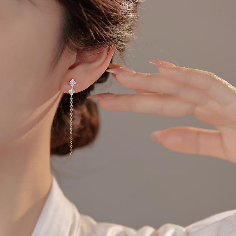 Серьги-кисточки Banyan Tree S925 из серебра с четырьмя листочками клевера и бриллиантами - элегантный женский цветочный дизайн