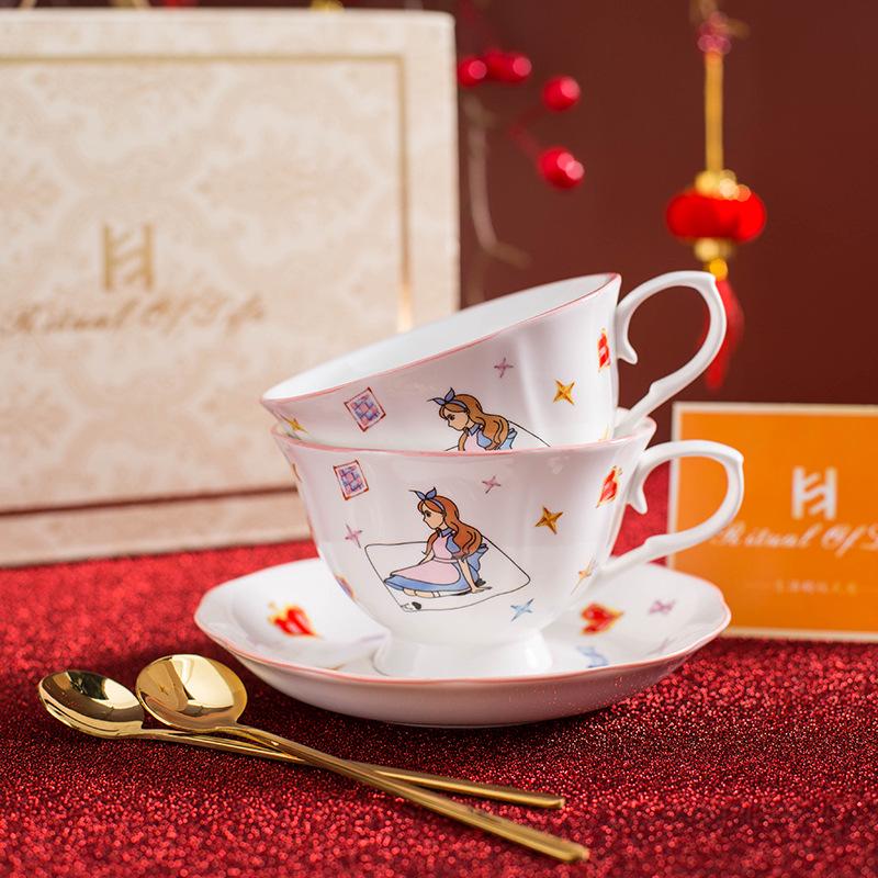 Кофейная чашка Алиса: Женский подарок на Новый год, День рождения, Свадьбу, Новоселье или для послеполуденного чая