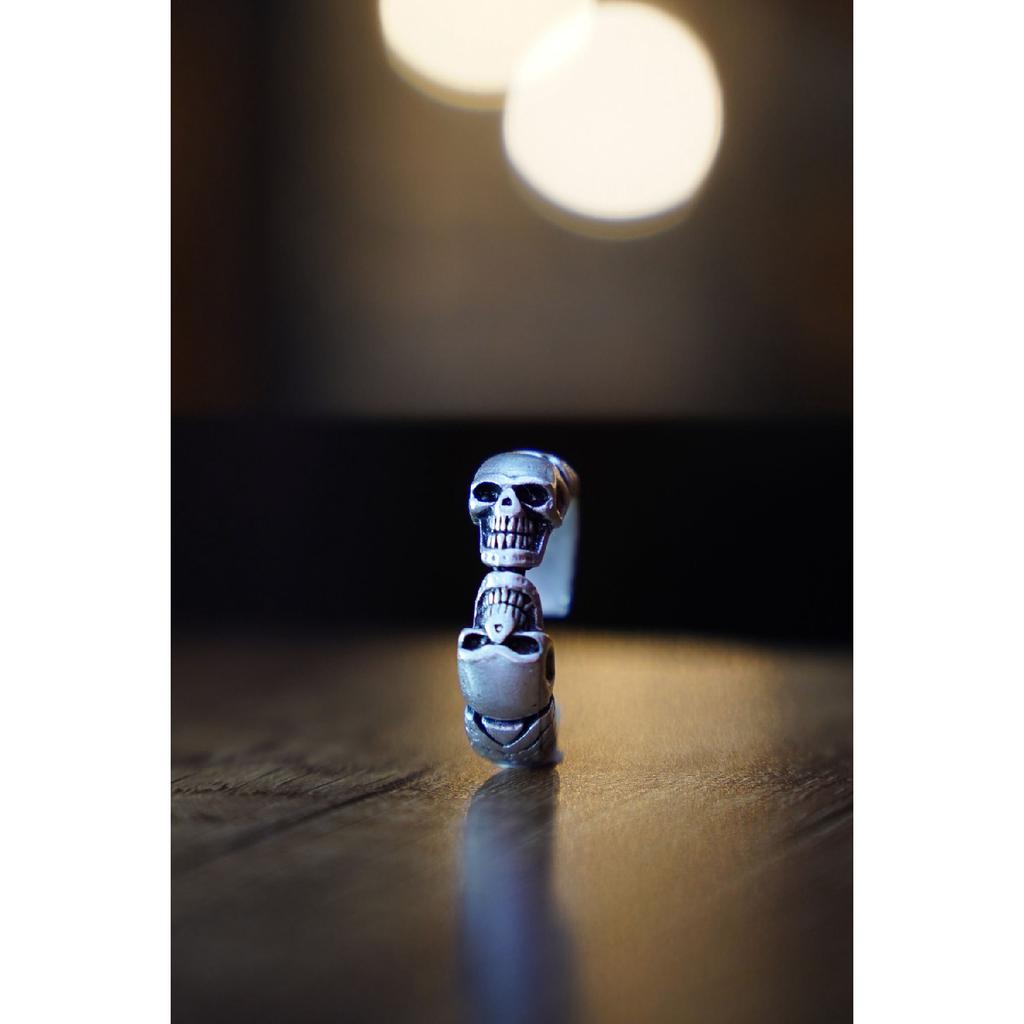 Регулируемое посеребренное кольцо с двуглавым черепом