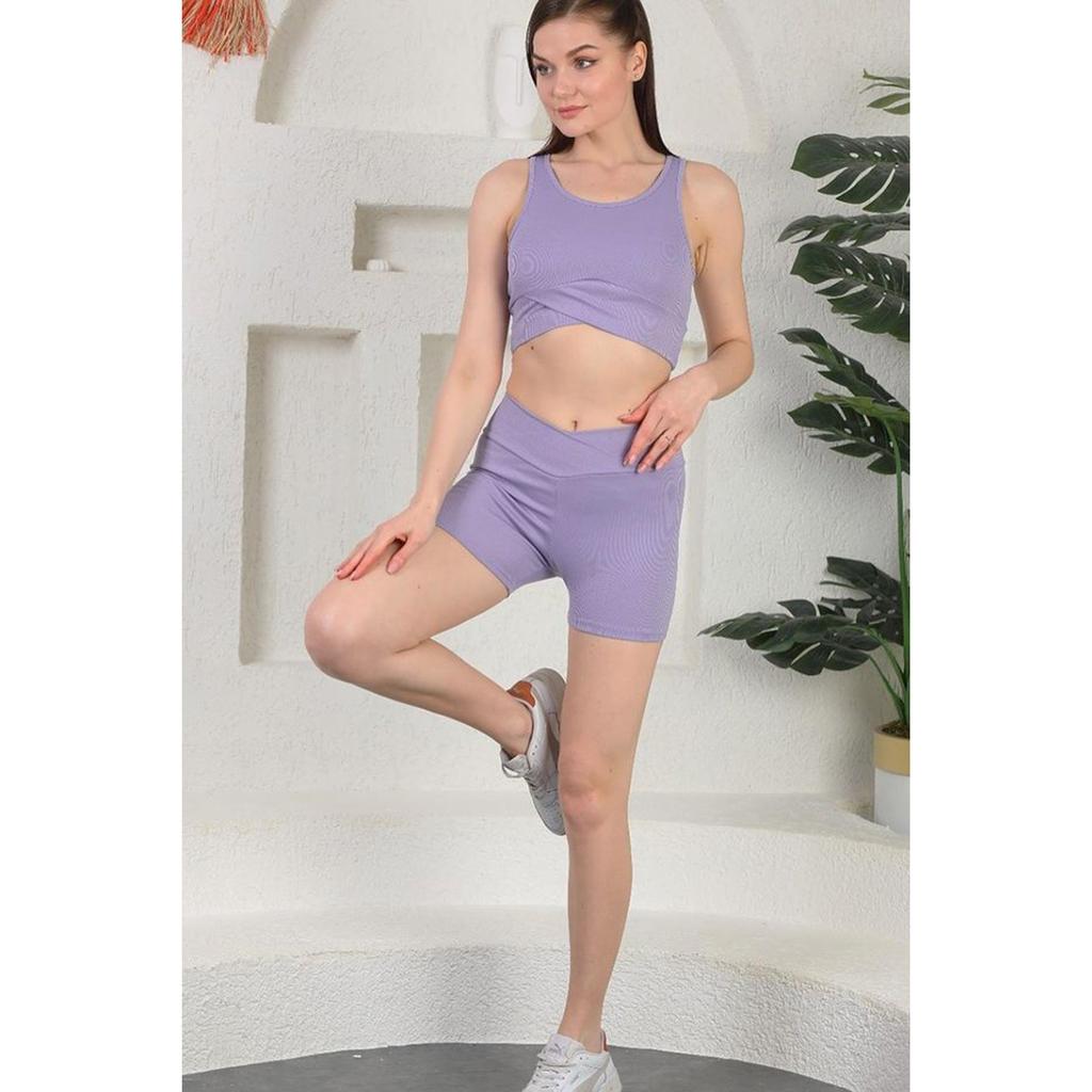 Спортивный комплект из бюстье и шорт в рубчик