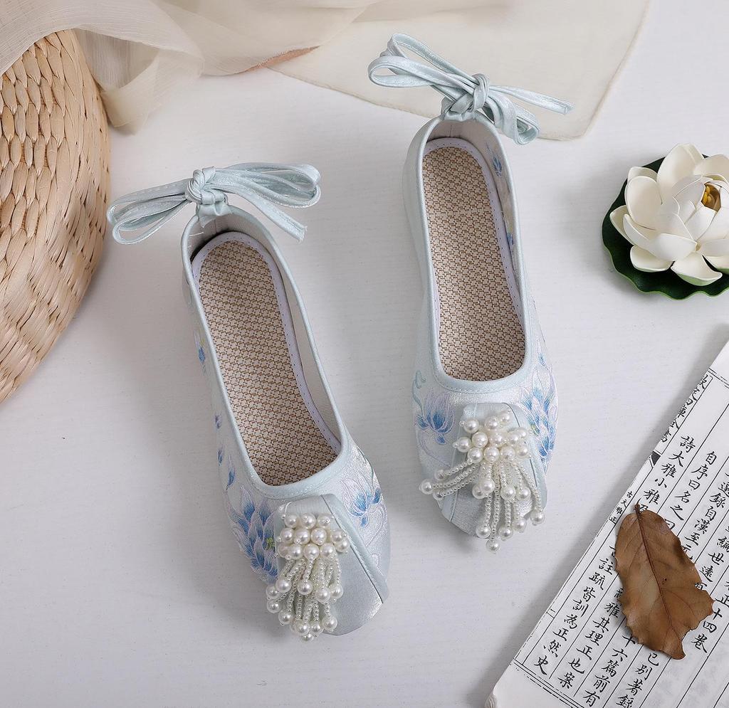 [Manzhu] 2023 New Red Beaded Xiuhe Hanfu Shoes with Velvet-Lined Round Toes for Weddings