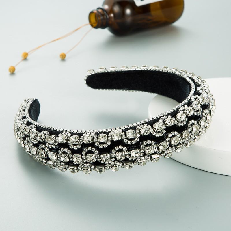 Elegant Velvet Palace-Style Rhinestone Headband for Women – Fashionable and Beautiful Hair Accessory