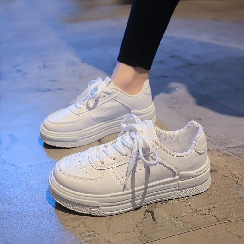 Популярные белые туфли на платформе для женщин весна-осень в стиле Гонконга, увеличение 2025 года, новая универсальная повседневная спортивная обувь для женщин, обувь для скейтбординга, прилив