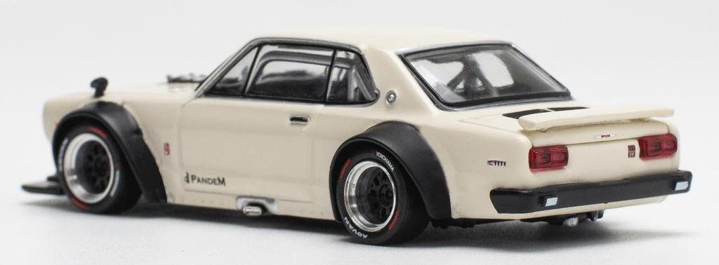 POP RACE SKYLINE V8 DRIFT WHITE готовый продукт 1/64 GT-R
