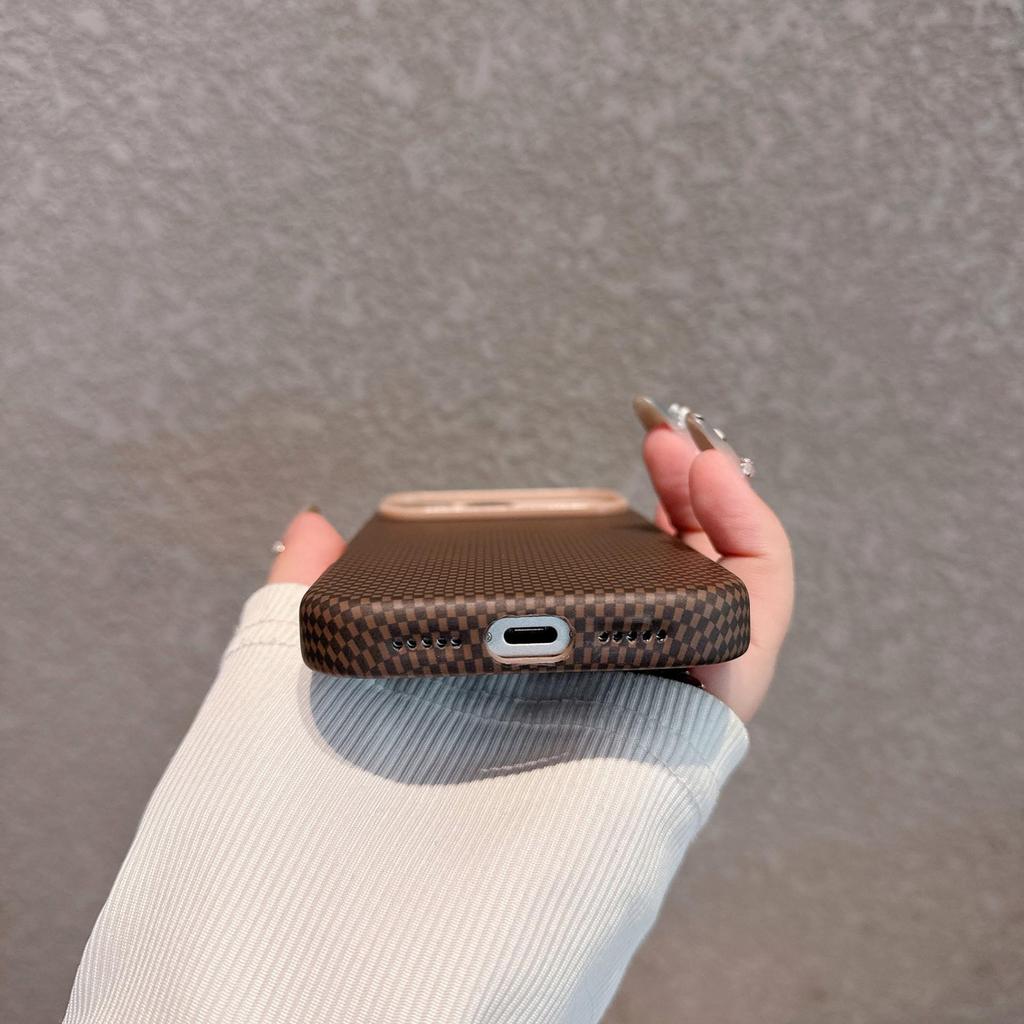 iPhone 17 Pro Max Ультратонкий Магнитный Чехол с Текстурой Углеродного Волокна и Водными Наклейками