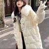 Женская длинная легкая пуховая куртка осень-зима с капюшоном свободного покроя прямого белого цвета с меховым воротником и большим карманом, однотонная
