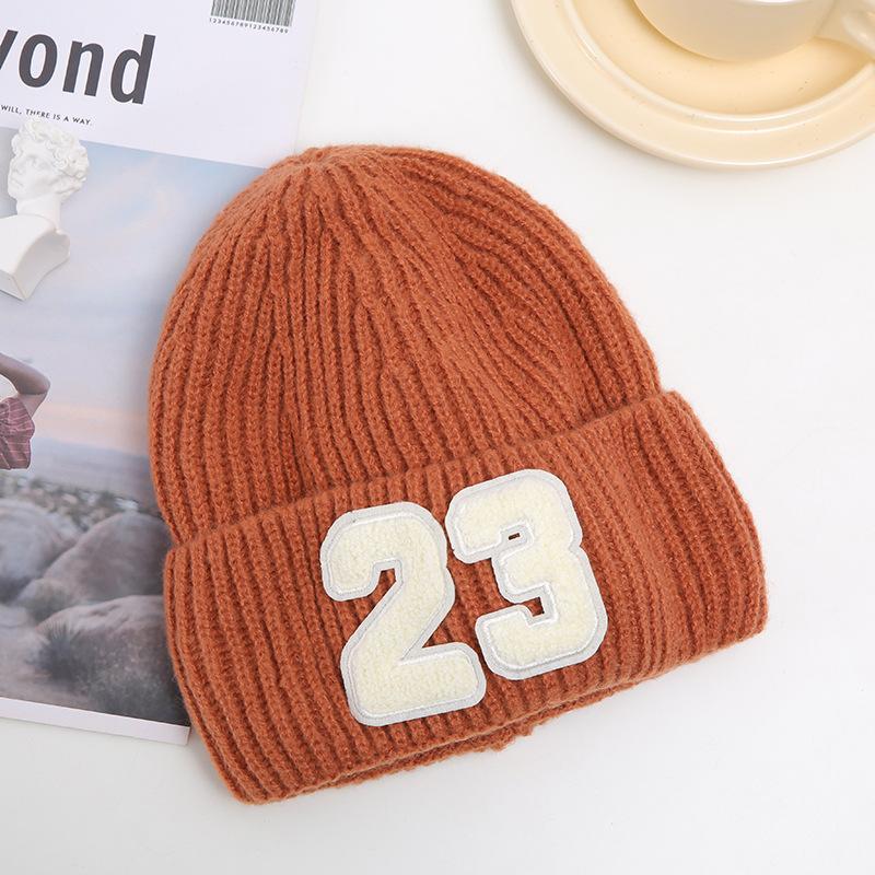 Новая шапка для женщин, зимняя теплая, с плюшем, утолщенная вязаная шапка, корейский стиль, для студентов, парная, с нашивкой, цифровая, пуловер, шапка от холода