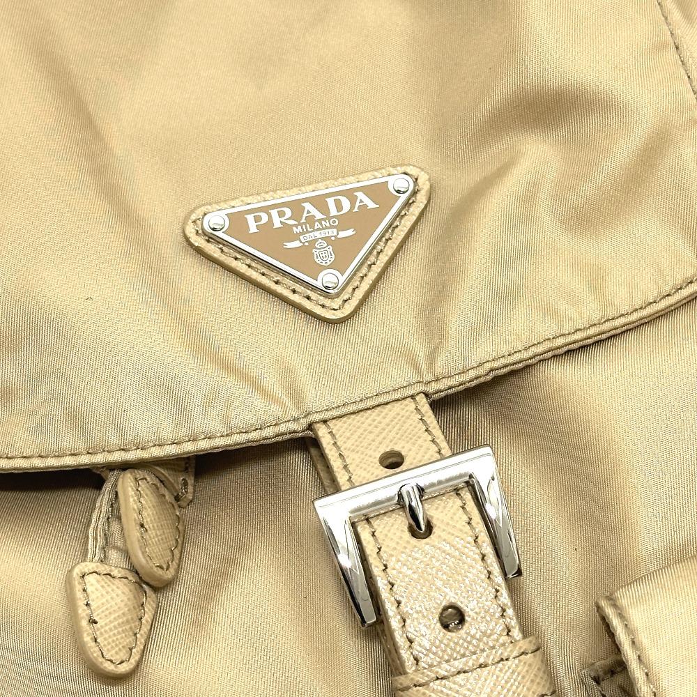 Prada 1BZ811 Рюкзак с треугольным логотипом, двойными карманами и сумкой-пеналом, нейлон, бежевый