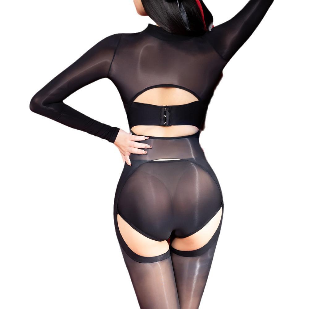 Изящный и соблазнительный блестящий комбинезон с открытой спиной и чулками