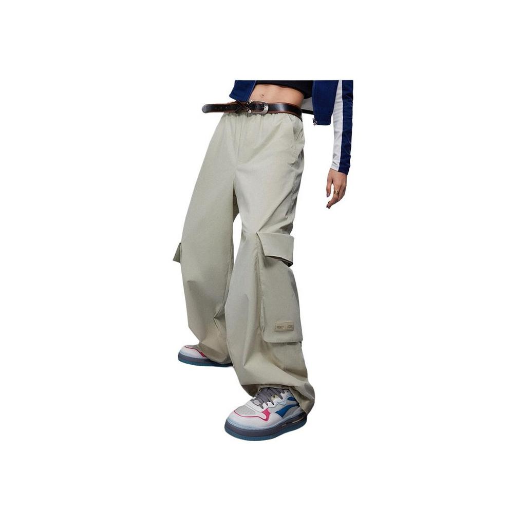 Li Ning Sports Lifestyle Series однотонные свободные прямые трикотажные спортивные брюки женские плавки из пеноматериала цвета хаки AYKU670-1