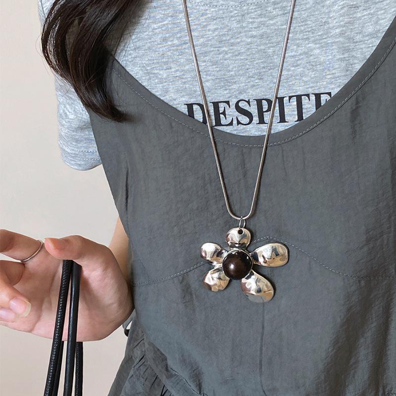 Retro Chinese Tassel Necklace: Unique Ethnic Style Women's High-End Clavicle Chain.